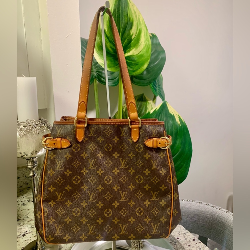 LOUIS VUITTON Batignolles Vertical Monogram
Canvas Tote Bag